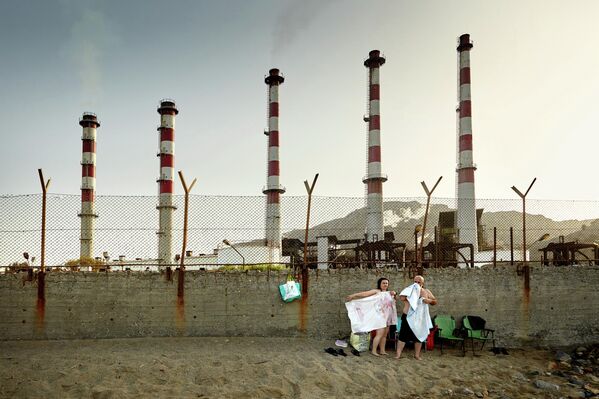 Снимок &quot;Отдых&quot; польского фотографа Януша Юрека.  Люди продолжают отдыхать на пляже, несмотря на то, что огромную территорию занял завод. Эта сцена заинтересовала фотографа своей символичностью, показывая как промышленность &quot;вытесняет&quot; людей. - Sputnik Казахстан