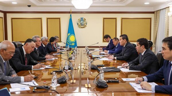 Премьер-Министр РК Алихан Смаилов провел встречу с членами Совета директоров Азиатского Банка Развития - Sputnik Казахстан