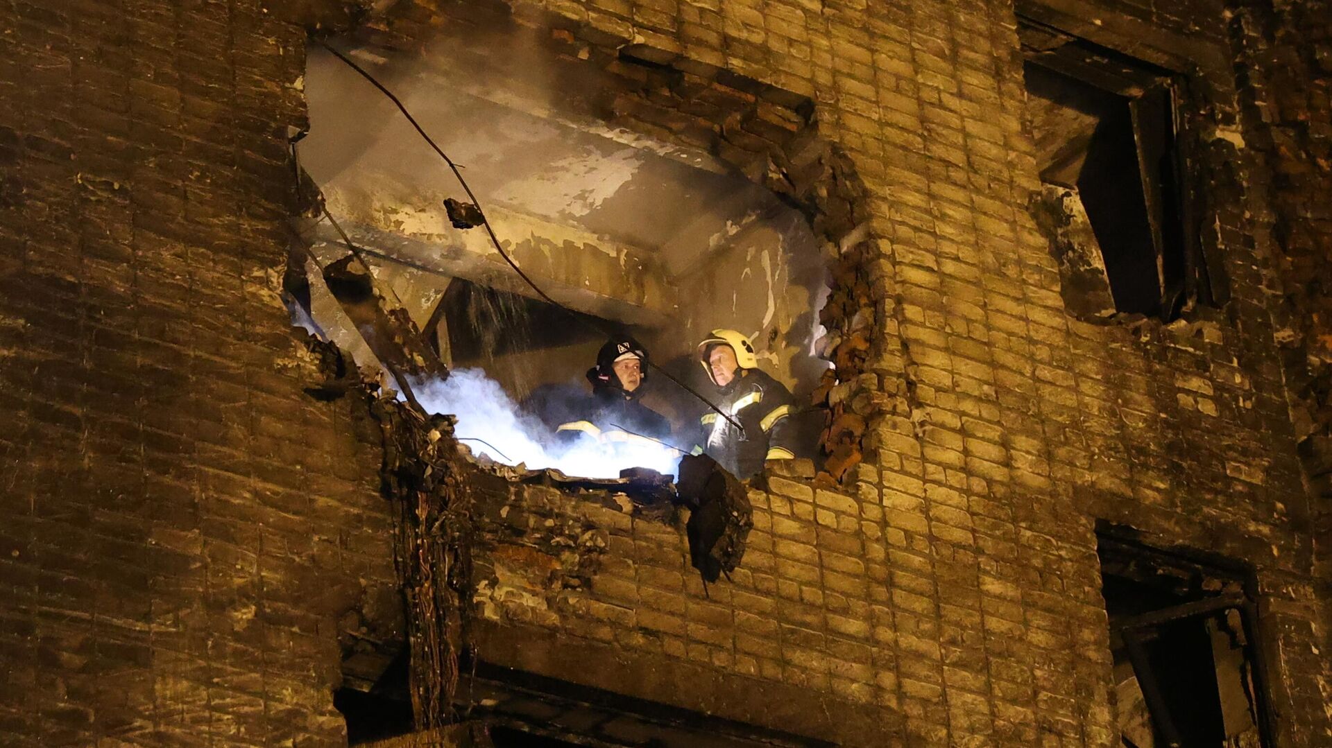 Спасатели работают в разрушенном доме после падения Су-34 в Ейске - Sputnik Казахстан, 1920, 18.10.2022