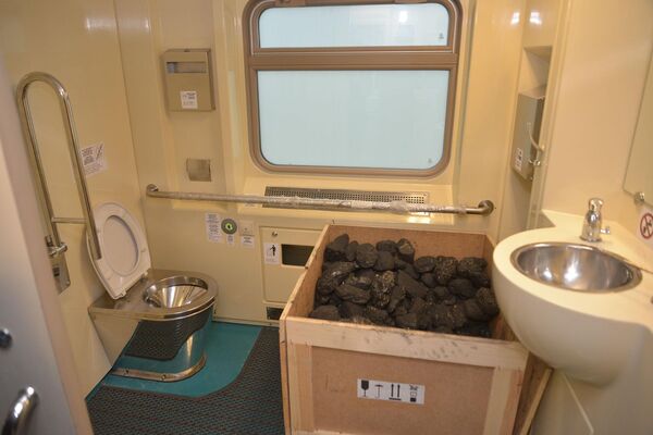 Оборудованный туалет нового вагона.  - Sputnik Казахстан