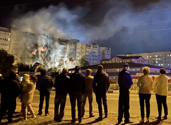 Очевидцы наблюдают за пожаром в жилом доме после падения сверхзвукового истребителя-бомбардировщика Су-34 в Ейске.  - Sputnik Казахстан