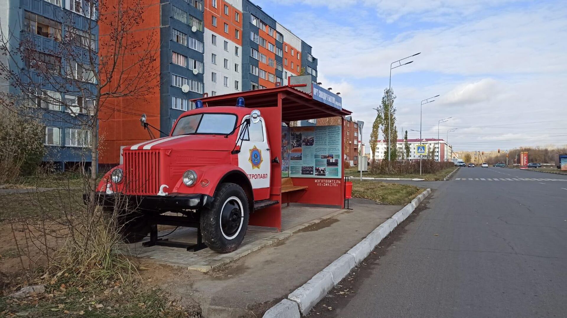 Остановку в виде пожарного автомобиля установили в Петропавловске - Sputnik Казахстан, 1920, 18.10.2022