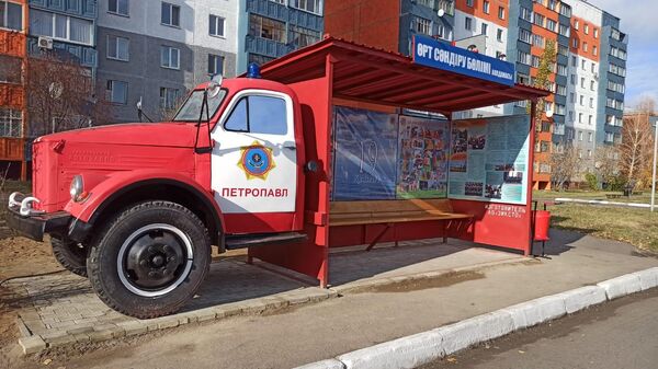 Остановку в виде пожарного автомобиля установили в Петропавловске - Sputnik Казахстан
