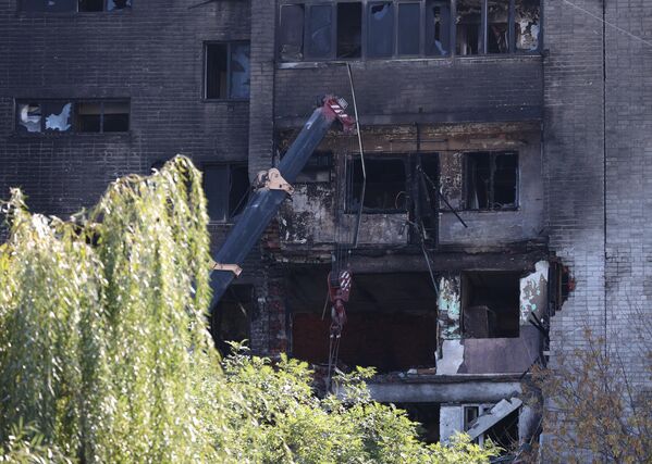 Многоэтажный дом, повреждённый в результате крушения сверхзвукового истребителя-бомбардировщика Су-34 в Ейске.  - Sputnik Казахстан