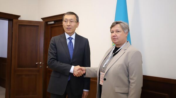 Председатель ЦИК Нурлан Абдиров и глава Миссии БДИПЧ/ОБСЕ Уршула Гацек - Sputnik Казахстан