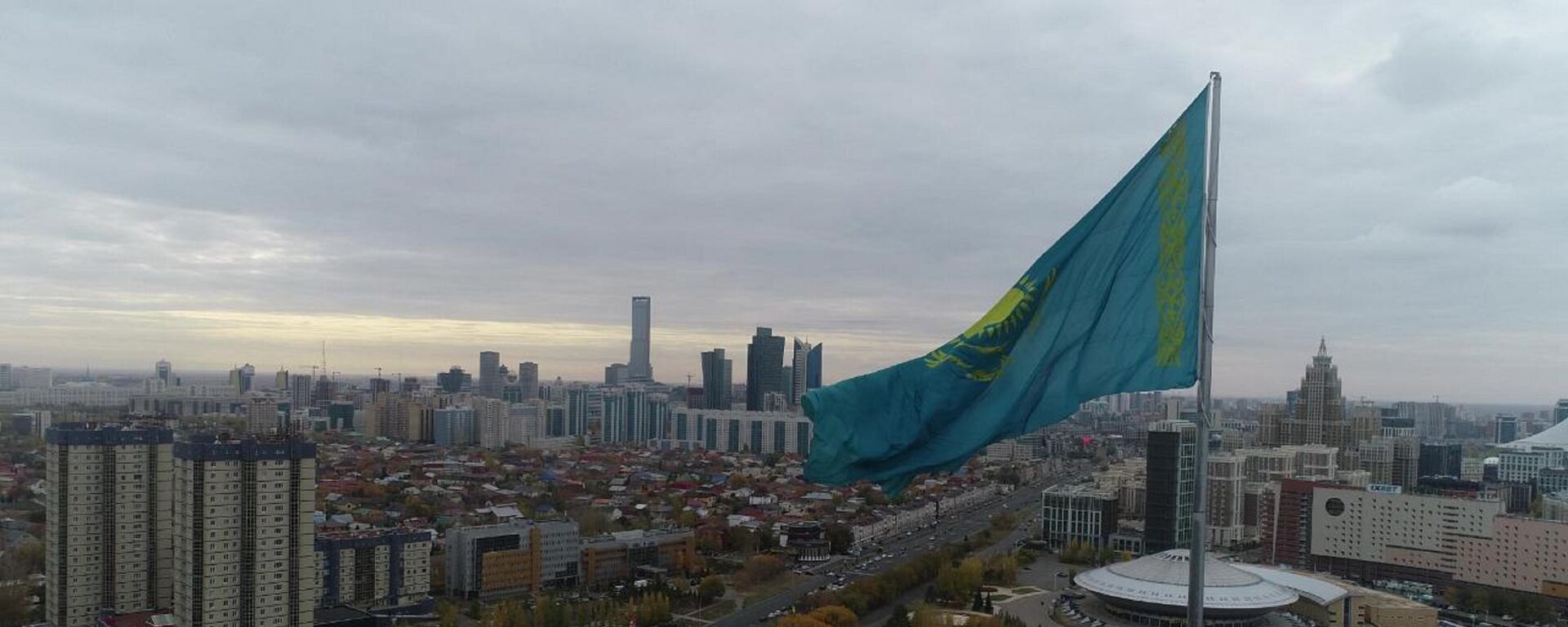 Государственный флаг Казахстана над столицей - Sputnik Казахстан, 1920, 27.01.2024