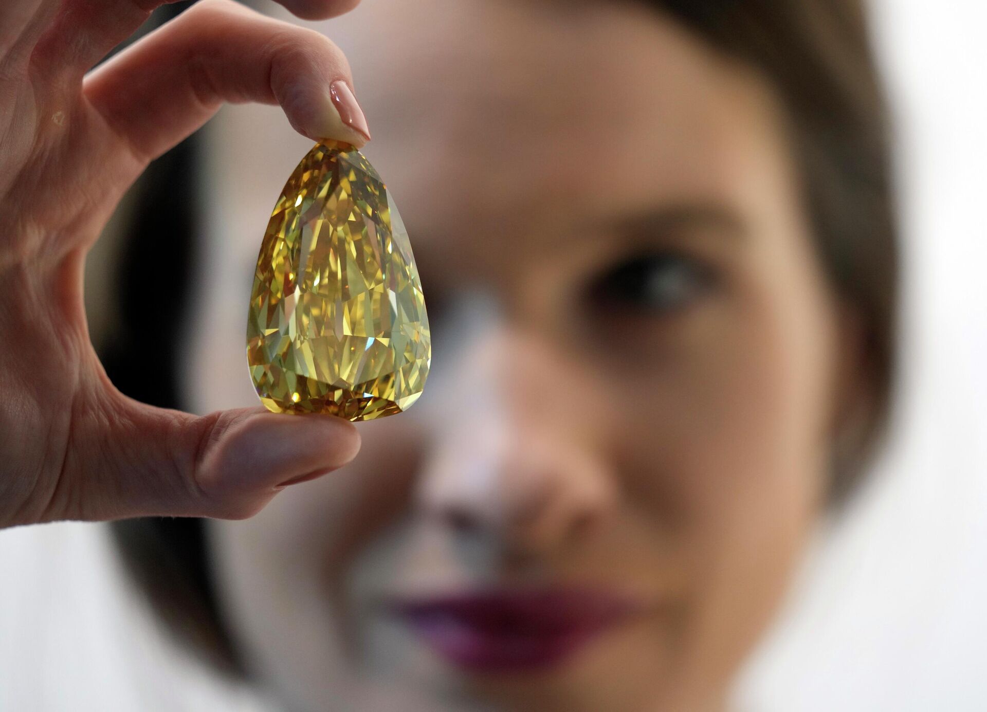 Крупнейший в мире желтый бриллиант Золотая канарейка - Sputnik Казахстан, 1920, 26.12.2022