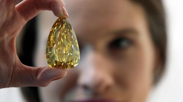 Крупнейший в мире желтый бриллиант Золотая канарейка - Sputnik Казахстан
