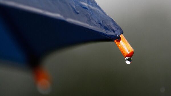 Капля дождя падает с зонта - Sputnik Қазақстан