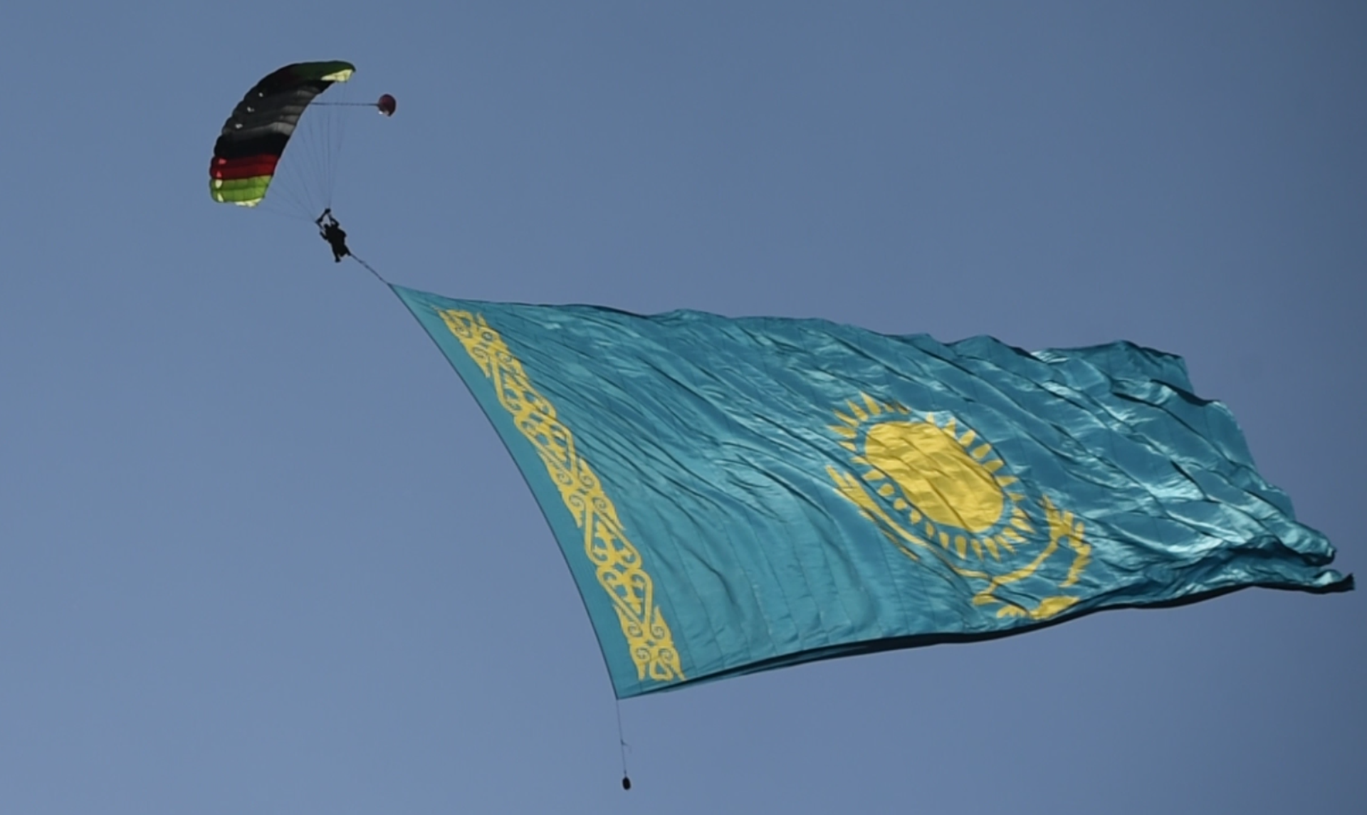 Флаг Казахстана размером с четверть футбольного поля развернули в небе над Алматы  - Sputnik Казахстан, 1920, 22.10.2022
