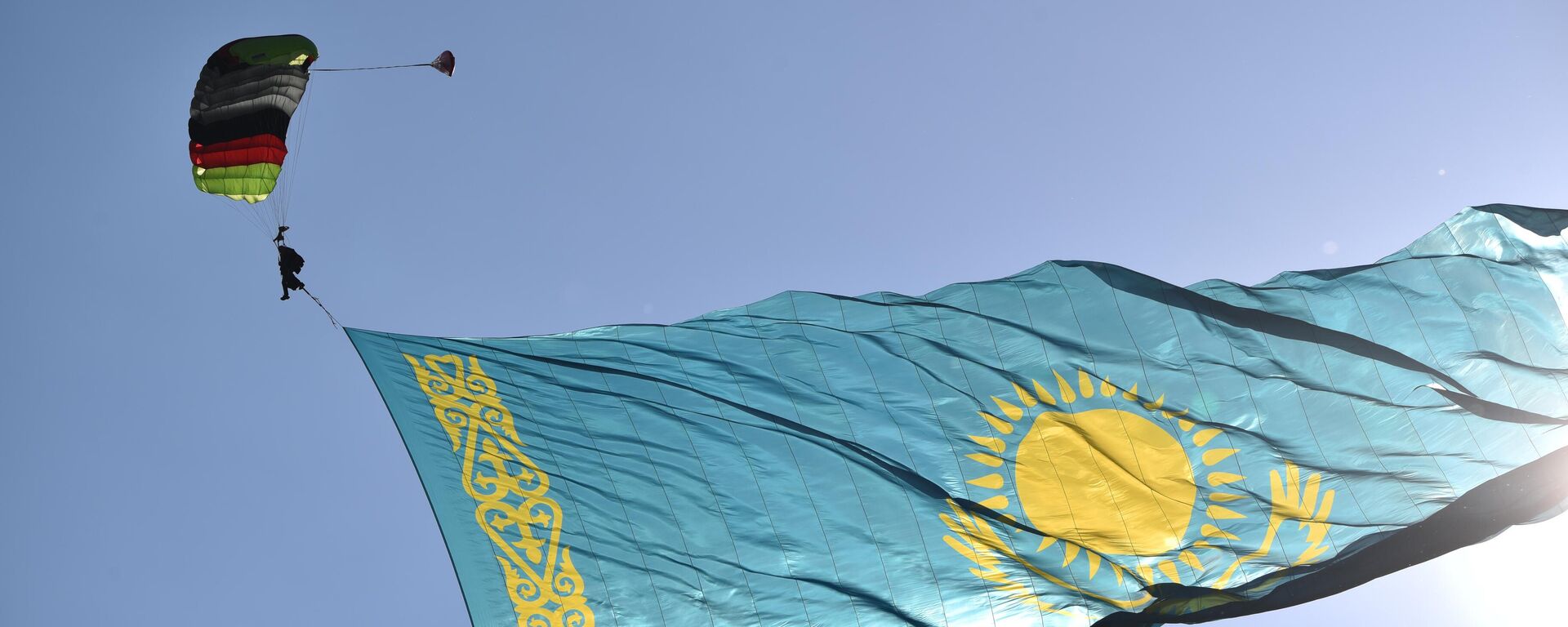 Флаг Казахстана размером с четверть футбольного поля развернули в небе над Алматы  - Sputnik Казахстан, 1920, 04.06.2023