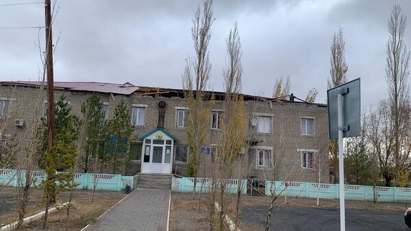 Ураганный ветер сорвал крышу здания в Павлодарской области - Sputnik Казахстан