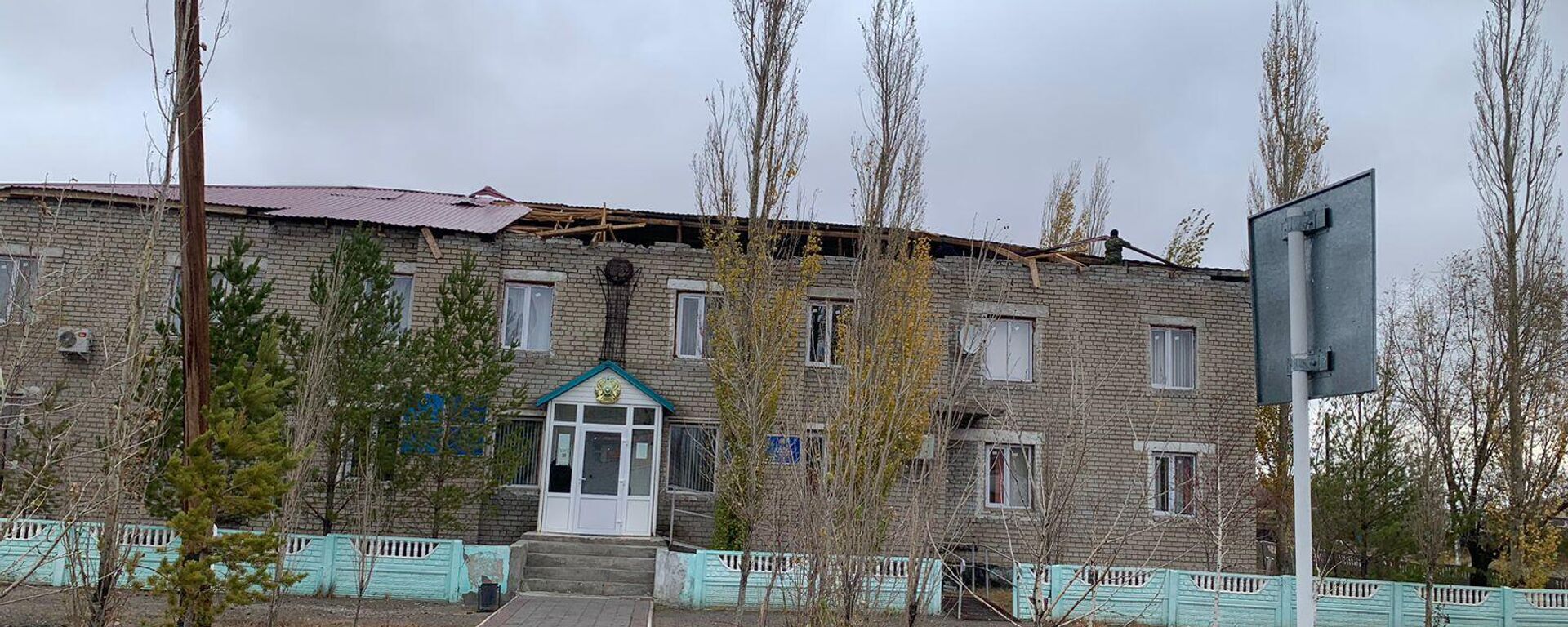 Ураганный ветер сорвал крышу здания в Павлодарской области - Sputnik Казахстан, 1920, 23.10.2022