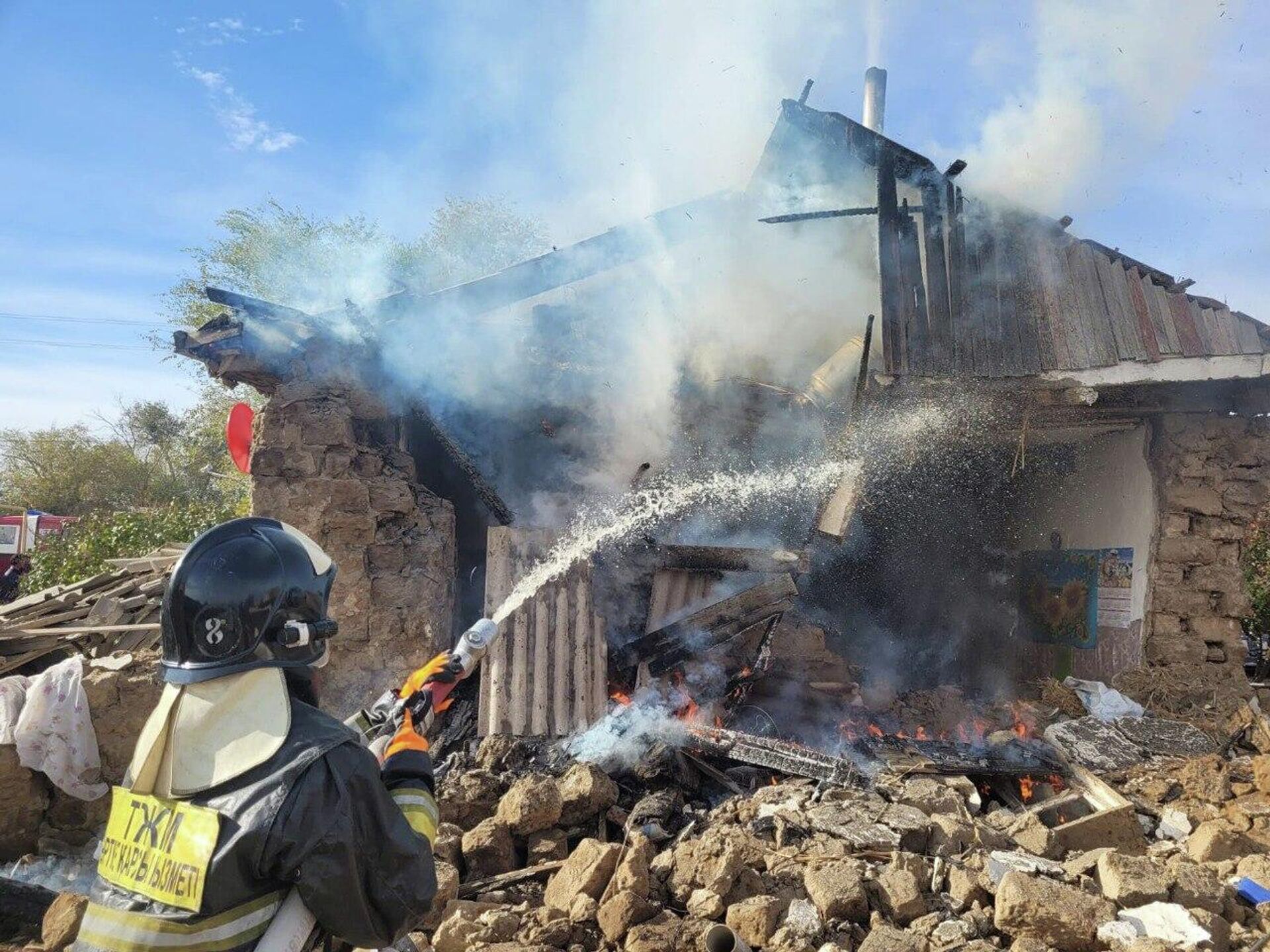 23 октябрь новости. Пожар. Взрыв газа в частном доме. Пожар в Казахстане. Разрушение домов от газа.