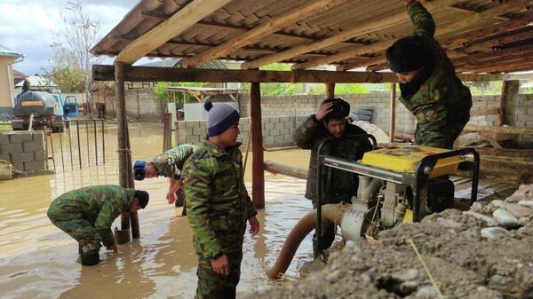 Спасатели Туркестанской области устраняют последствия обильных дождей - Sputnik Казахстан
