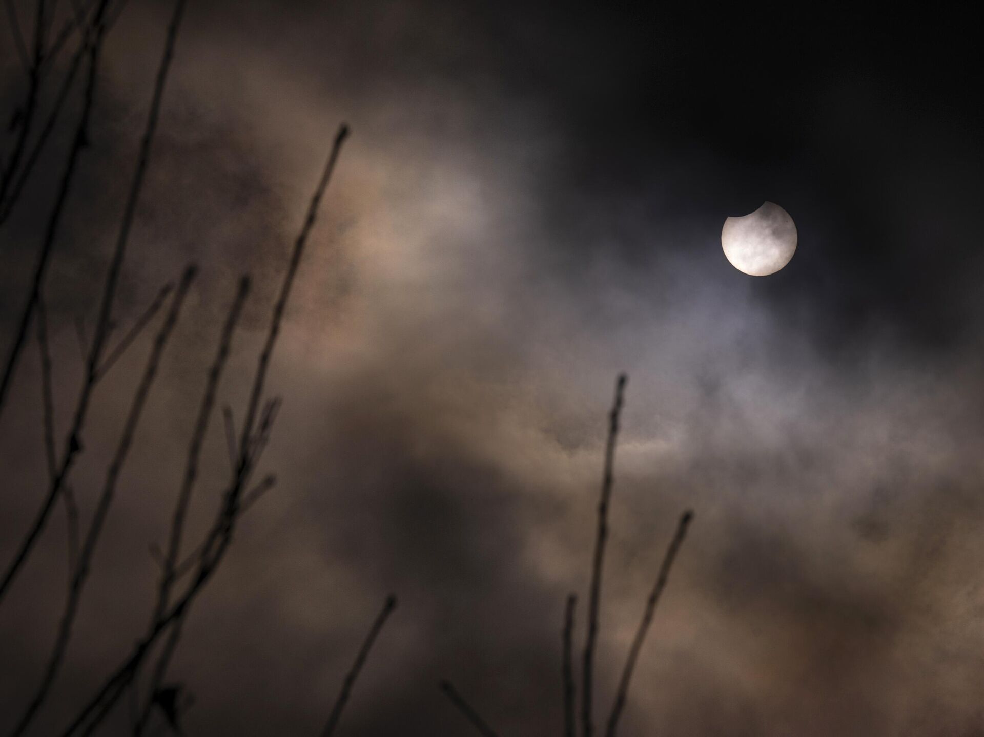 Затмение 2 октября 2024 года. Затмение фото. Встреча на Луне. Лунное затмение с земли. Солнечное затмение лунное затмение полнолуние.