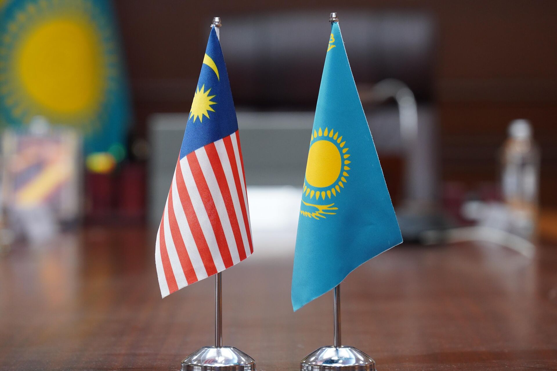 Флаги Казахстана и Малайзии - Sputnik Казахстан, 1920, 27.10.2022