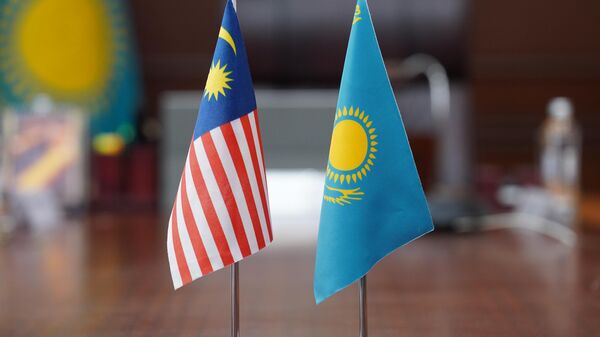 Флаги Казахстана и Малайзии - Sputnik Казахстан