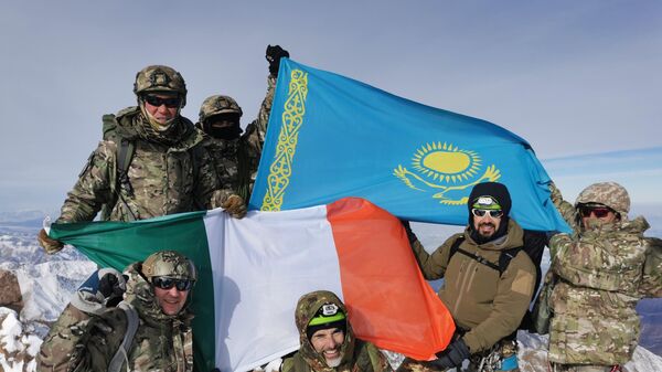 Казахстанские и итальянские военные альпинисты готовятся к покорению пика имени Маншук Маметовой - Sputnik Казахстан