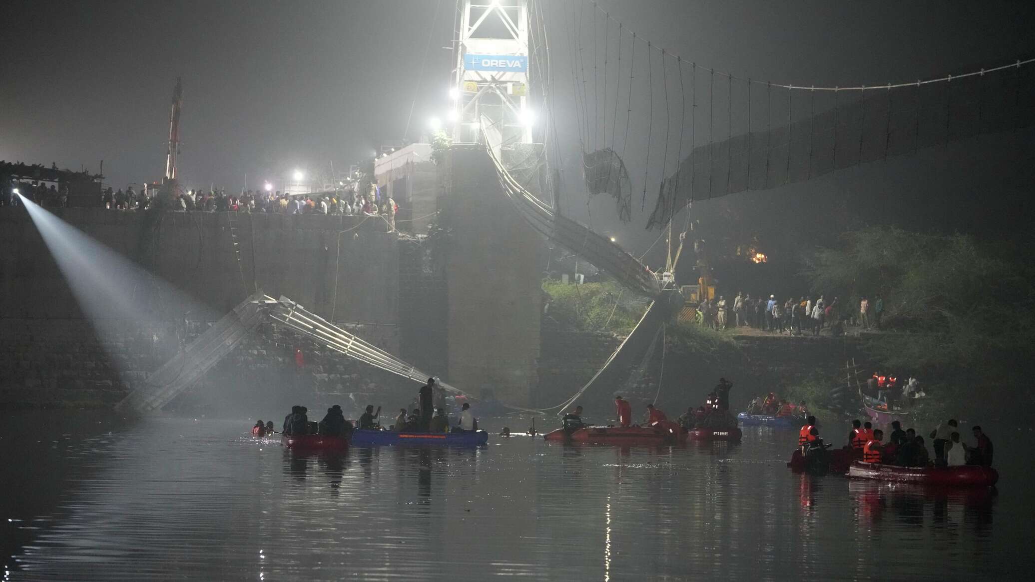 Видео обрушения моста. Обрушении пешеходного моста в Индии. Гуджарат Индия мост. Обрушение моста в Индии 2022. Обрушение подвесного моста в Индии.