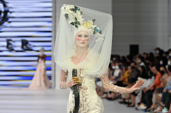 Традиционно свои новые коллекции представили местные и зарубежные бренды. На фото: модель на Неделе моды в Джакарте. - Sputnik Казахстан