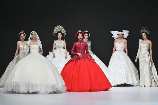 На фото: модели представляют творения Танисии Беллы на Джакартской неделе моды. - Sputnik Казахстан