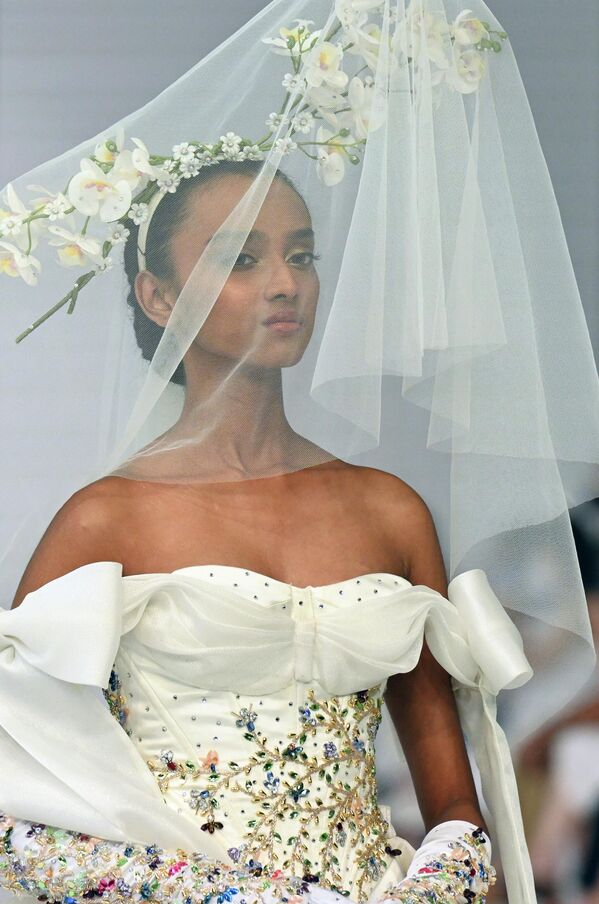 Образ юной невесты с цветочной диадемой на голове сорвал овации модниц.  - Sputnik Казахстан