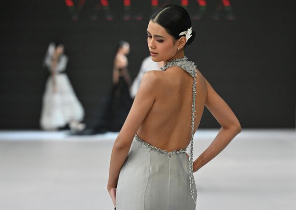 Модель представляет творение Валеды на Джакартской неделе моды. - Sputnik Казахстан
