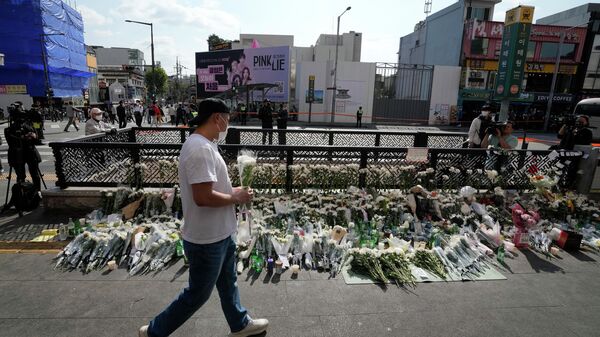 Жители Южной Кореи несут цветы к месту трагедии в Сеуле - Sputnik Казахстан