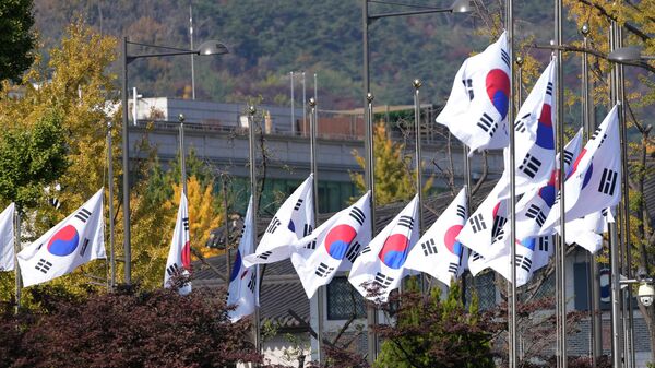 В Южной Корее объявлен национальный траур в связи с давкой в Сеуле, где погиб 151 человек - Sputnik Казахстан