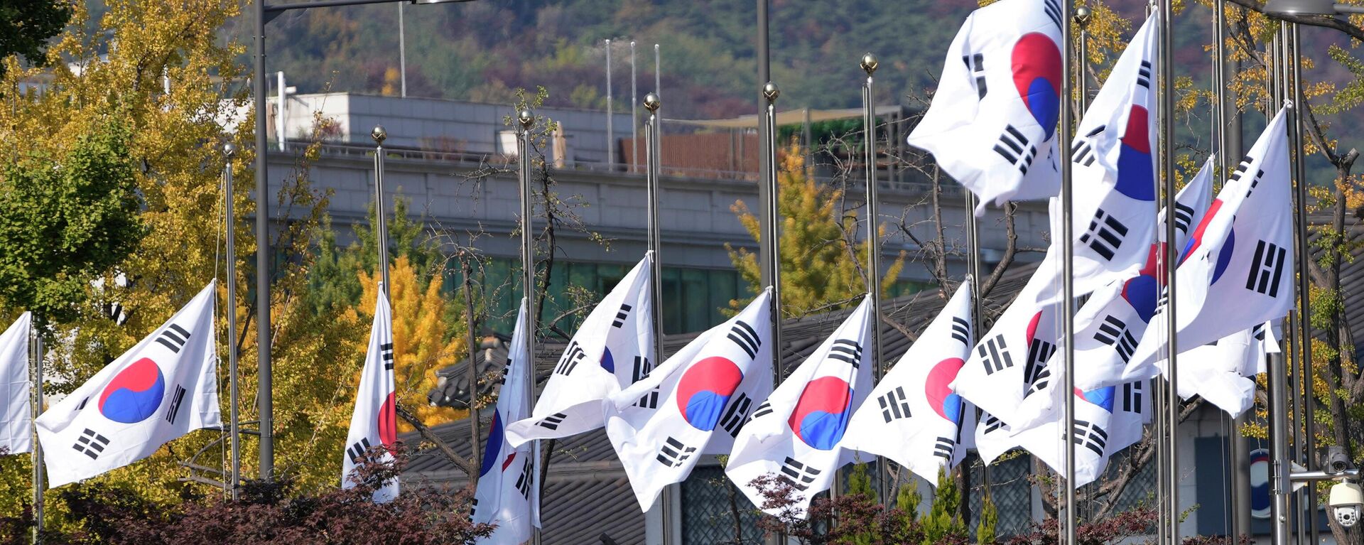 В Южной Корее объявлен национальный траур в связи с давкой в Сеуле, где погиб 151 человек - Sputnik Казахстан, 1920, 30.10.2022