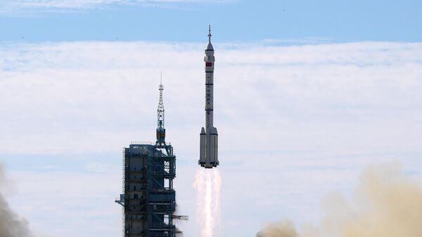 Старт ракеты Чанчжэн-2F Y12 с кораблем Шэньчжоу-12 - Sputnik Казахстан