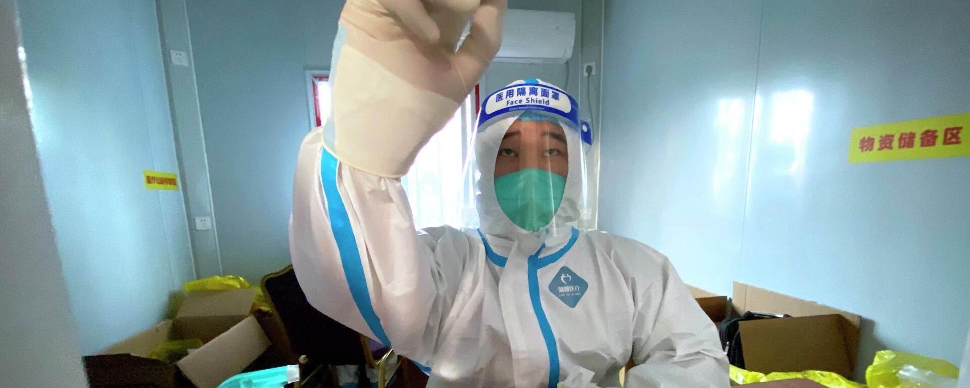 Медик в защитном костюме работает с ПЦР-тестами на коронавирус - Sputnik Казахстан, 1920, 21.12.2022