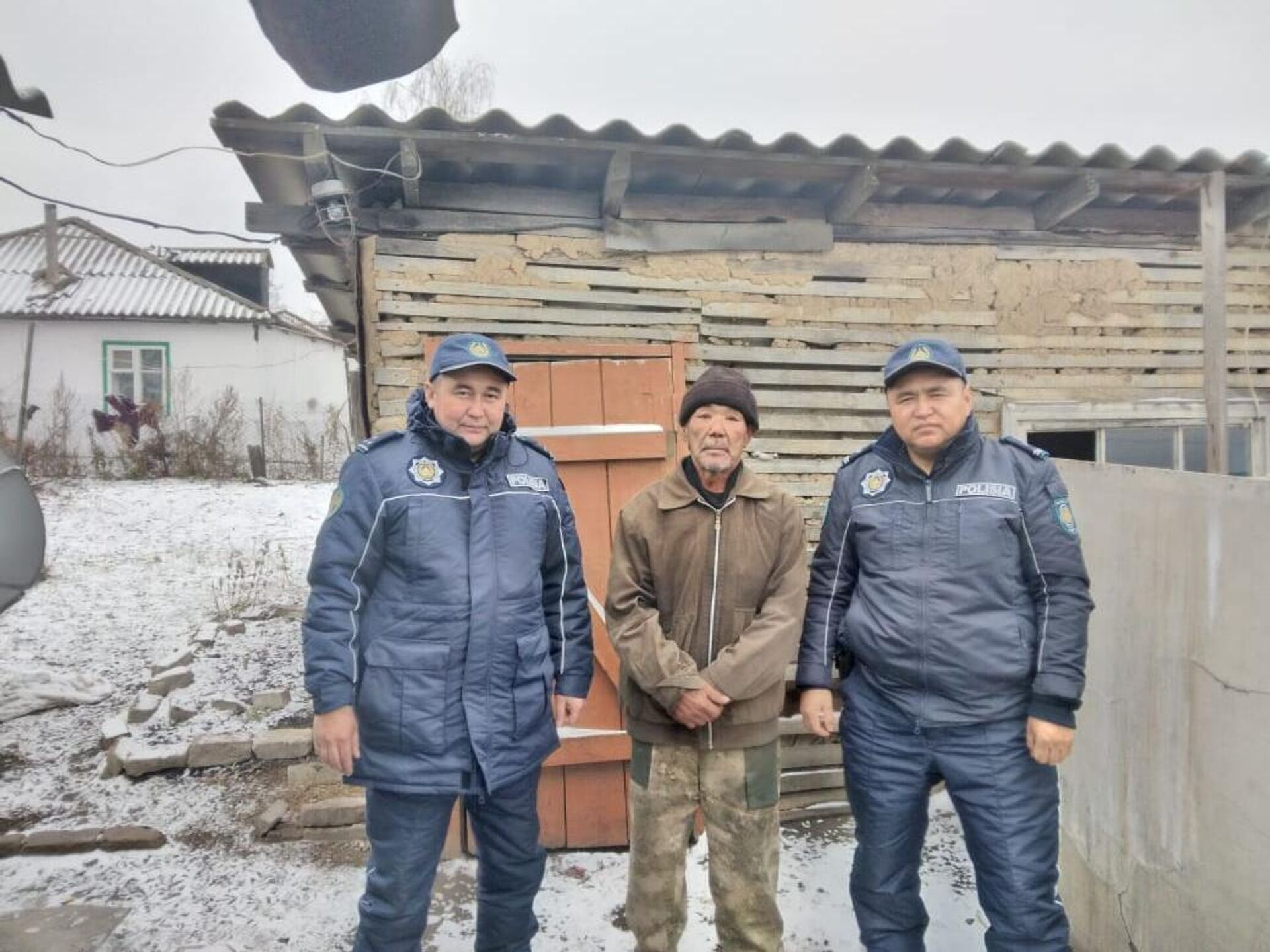 Двоих сельчан вынесли из горящего дома участковые инспекторы в Северном Казахстане - Sputnik Казахстан, 1920, 01.11.2022