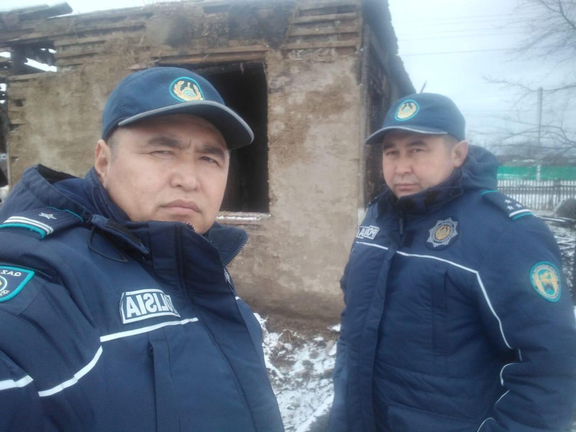 Двоих сельчан вынесли из горящего дома участковые инспекторы в Северном Казахстане - Sputnik Казахстан, 1920, 01.11.2022