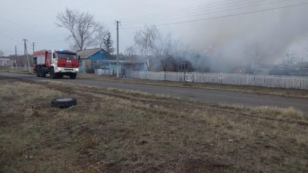 Двоих сельчан вынесли из горящего дома участковые инспекторы в Северном Казахстане - Sputnik Казахстан