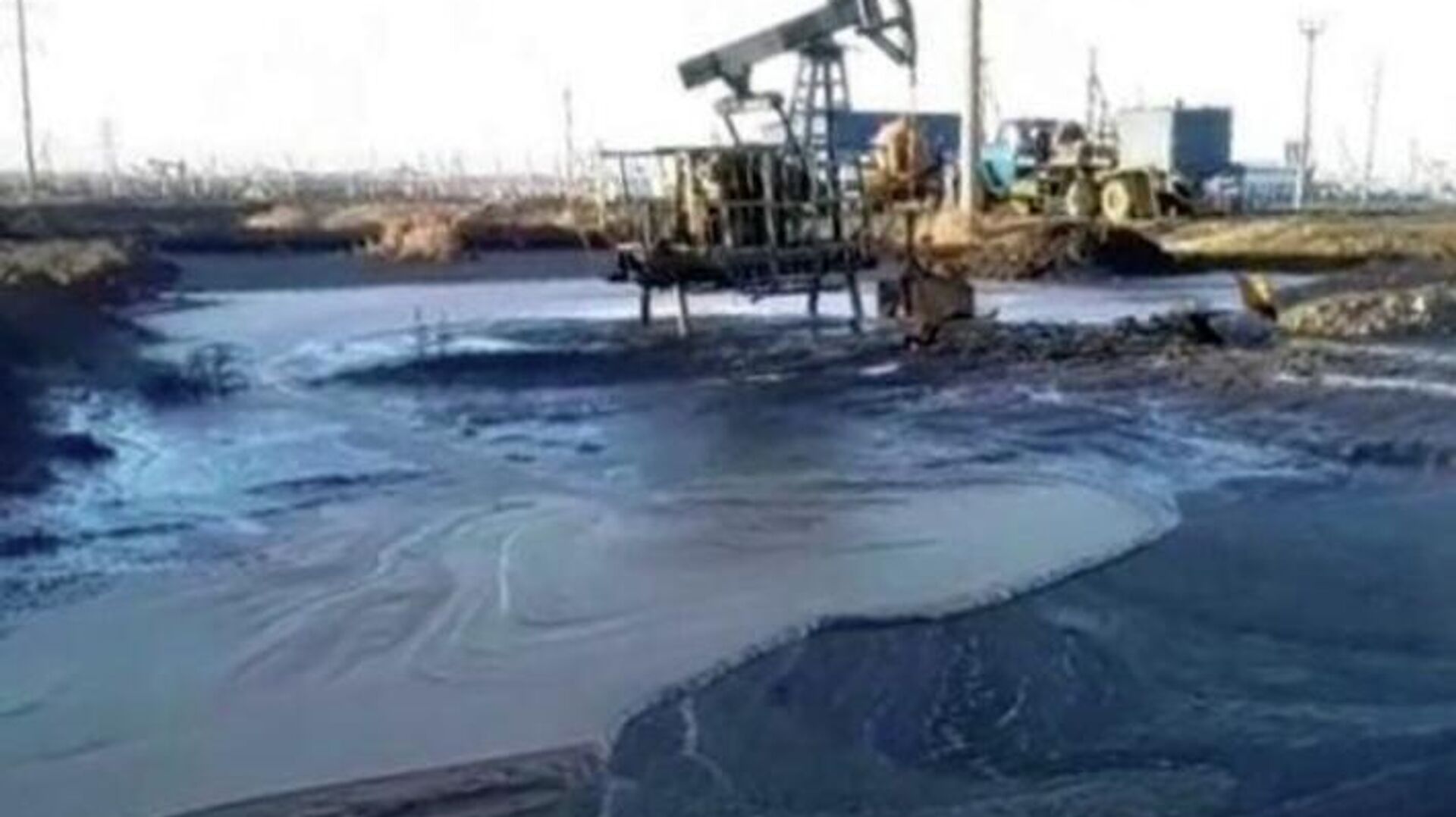 Разлив нефти с водой произошел в Актюбинской области - Sputnik Казахстан, 1920, 01.11.2022