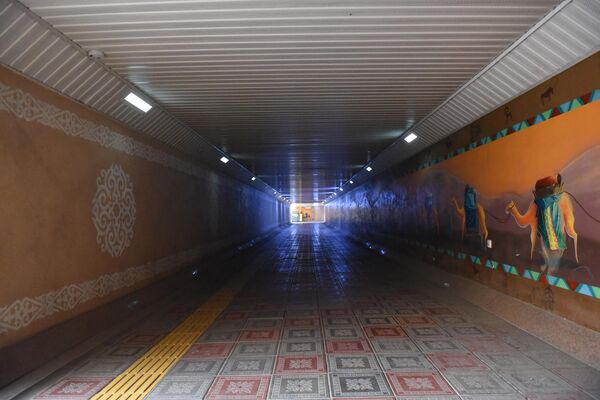 На территории Медеуского района имеется 12 надземных и 8 подземных пешеходных переходов. В 2020 году управлением городской мобильности Алматы были ремонтные работы 8 надземных пешеходных переходов, расположенных по ВОАД.  На фото: подземный переход на Аль-Фараби. - Sputnik Казахстан