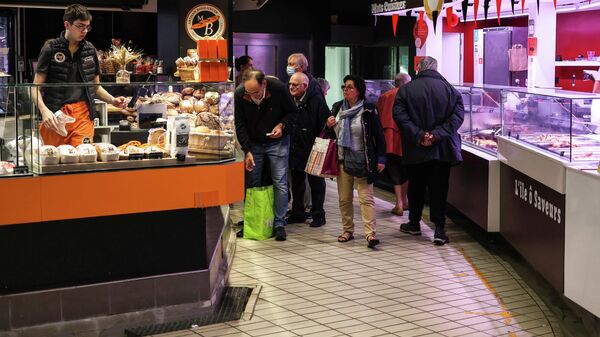 Люди стоят в очереди, чтобы купить продукты в пекарне . Франция - Sputnik Қазақстан
