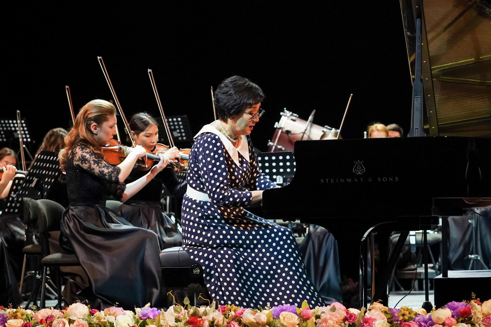 Знаменитая казахстанская пианистка Жания Аубакирова  на сцене с симфоническим оркестром Астана Балет  - Sputnik Казахстан, 1920, 04.11.2022