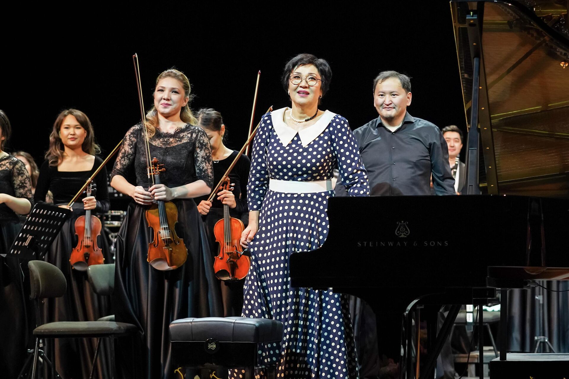 Знаменитая казахстанская пианистка Жания Аубакирова  на сцене с симфоническим оркестром Астана Балет  - Sputnik Казахстан, 1920, 04.11.2022
