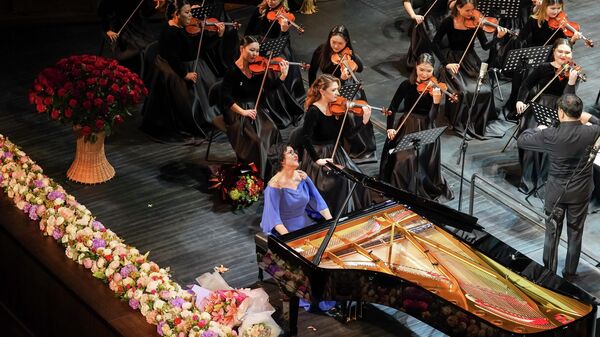 Знаменитая казахстанская пианистка Жания Аубакирова  на сцене с симфоническим оркестром Астана Балет  - Sputnik Казахстан