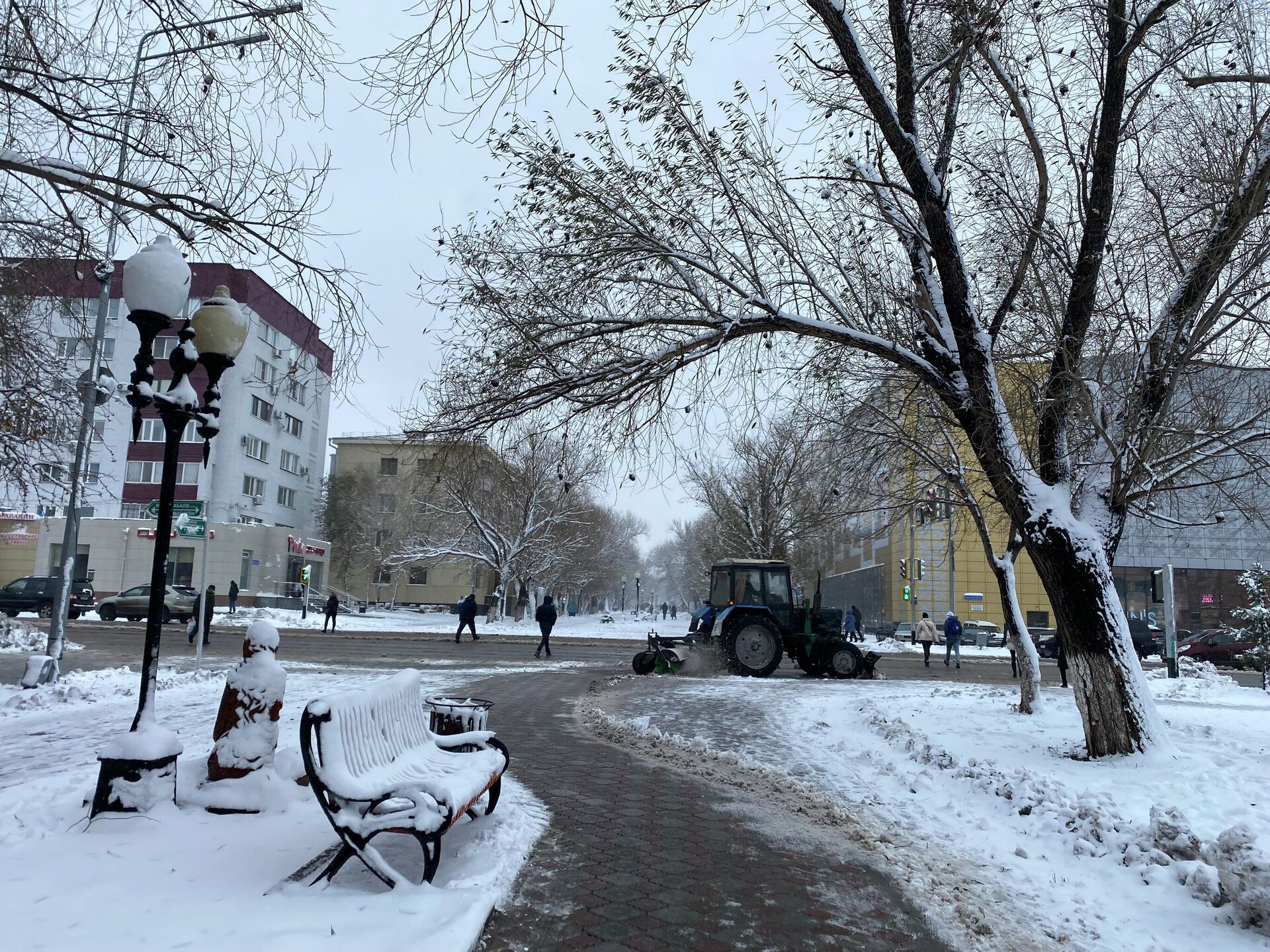 Петропавловск завалило снегом  - Sputnik Қазақстан, 1920, 05.11.2022