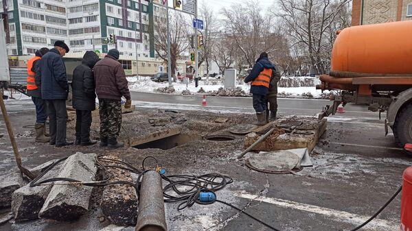 Крупную аварию на водоводе устраняют в Петропавловске, без воды остаются девятиэтажка и несколько соцобъектов - Sputnik Казахстан