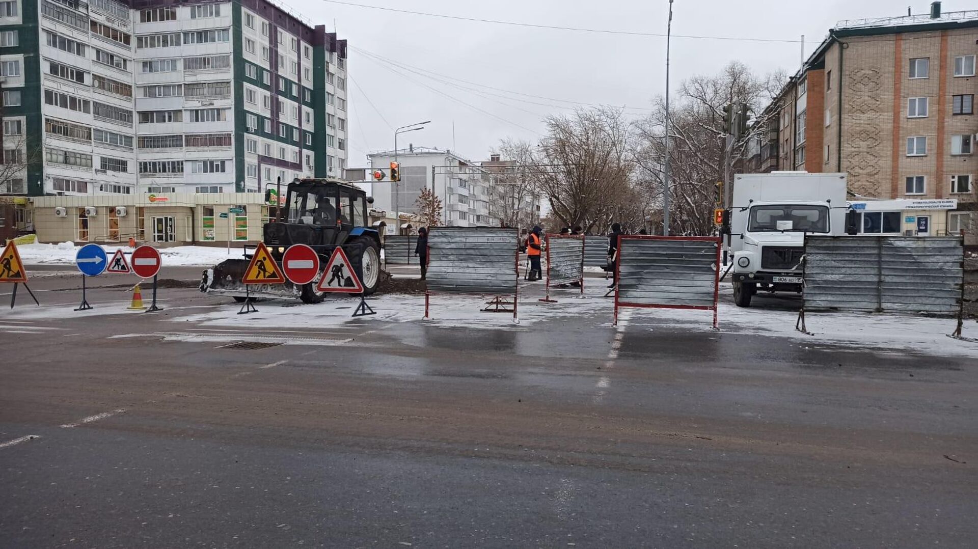 Крупную аварию на водоводе устраняют в Петропавловске, без воды остаются девятиэтажка и несколько соцобъектов - Sputnik Казахстан, 1920, 07.11.2022