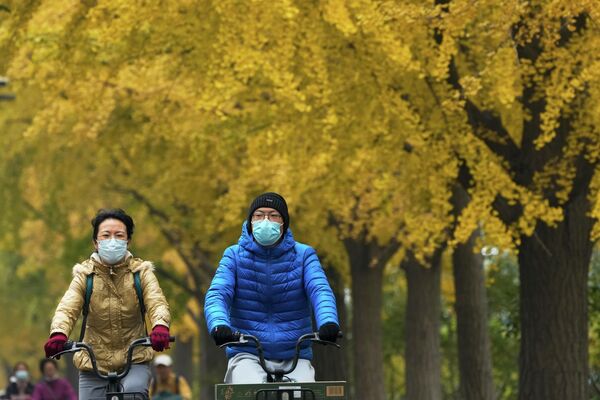 Жители Пекина катаются на велосипедах в осеннем сквере.  - Sputnik Казахстан