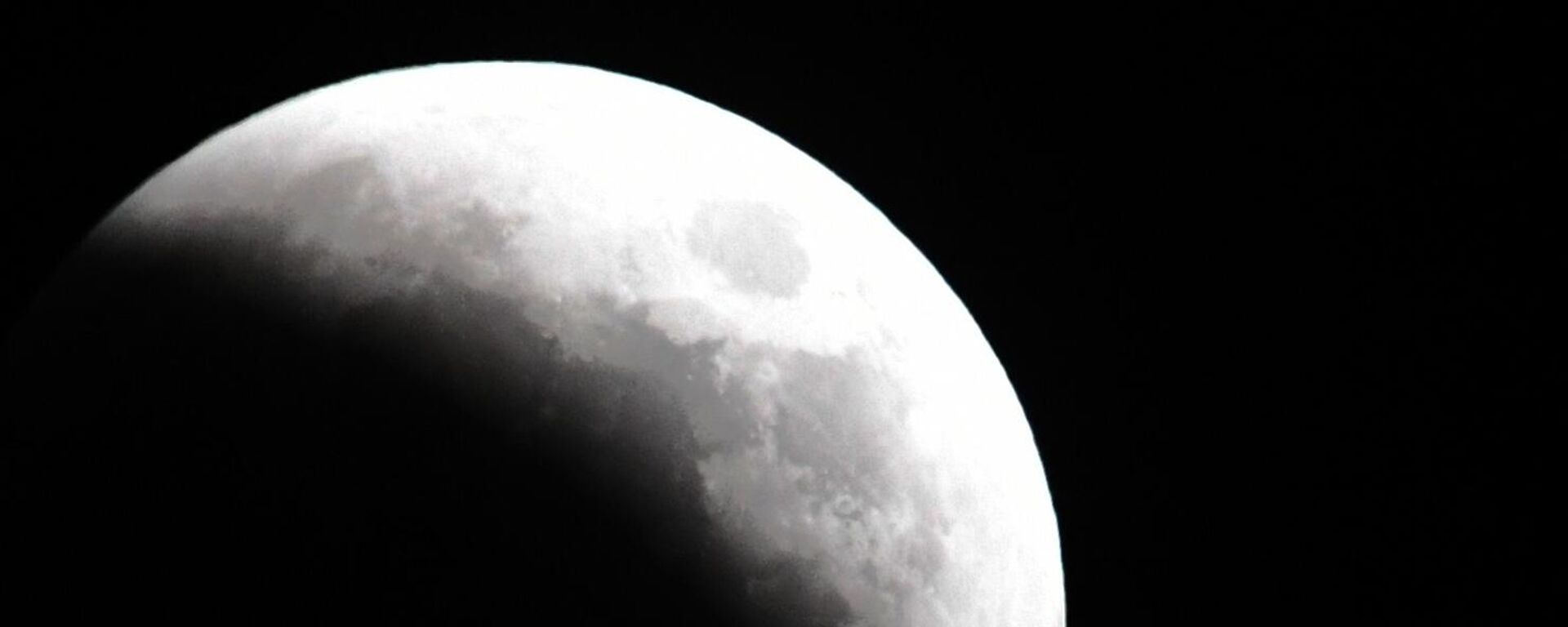Луна во время затмения во Владивостоке - Sputnik Казахстан, 1920, 22.10.2023