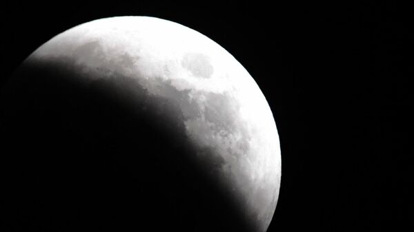Луна во время затмения во Владивостоке - Sputnik Казахстан