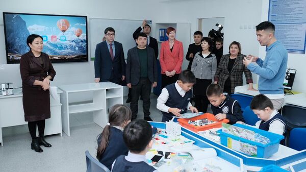 В Иртышской средней школе №4 в Павлодарской области появились собственные STEM-лаборатория, арт-студия, хореографический зал и телестудия - Sputnik Казахстан