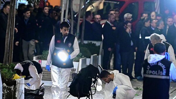 Полиция на месте сильного взрыва неизвестного происхождения, потрясшего оживленную торговую улицу Истикляль в Стамбуле - Sputnik Казахстан